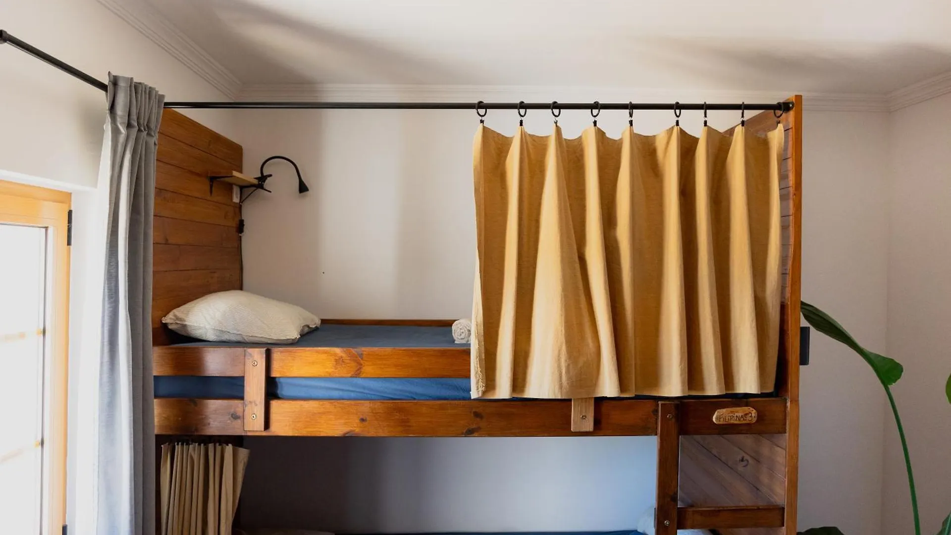 Albergue Aldeia Caicara Surf House Sagres Hostal